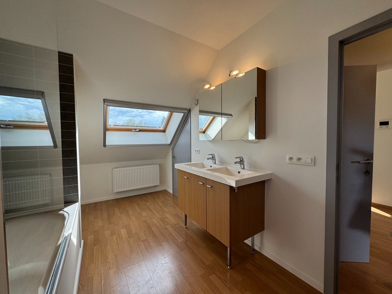 TE HUUR: Ruim Duplex-appartement met 4 staanplaatsen in Diepenbeek foto 20