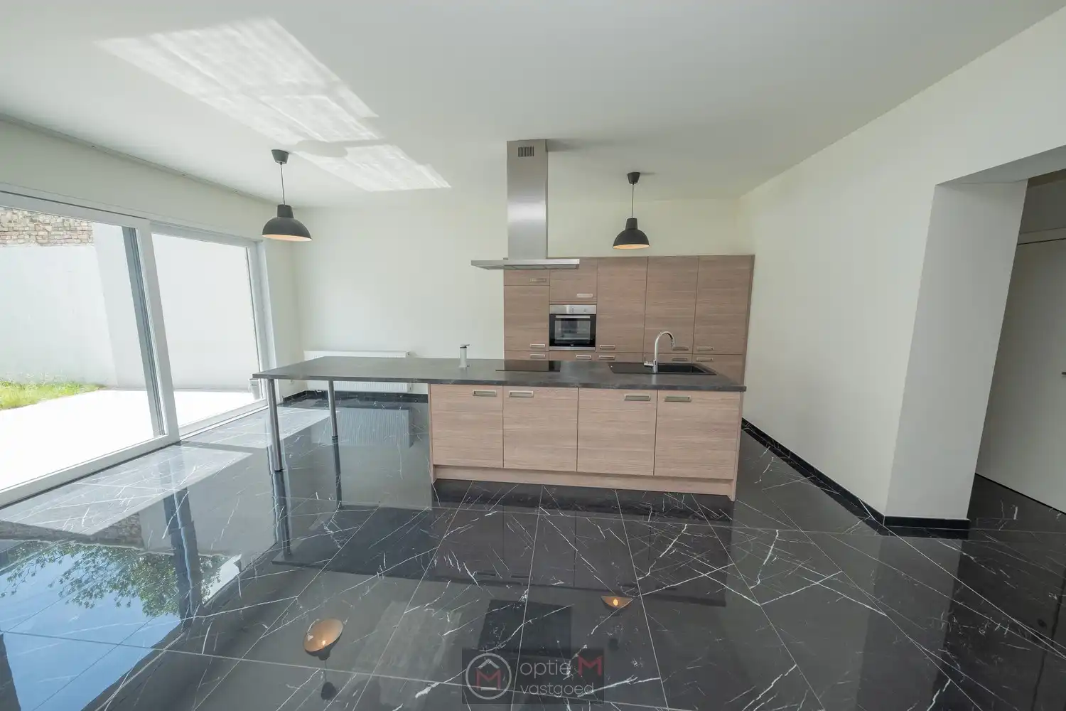 RUIM GELIJKVLOERS APPARTEMENT MET 2 SLPKS EN TUIN MET TERRAS. foto 4