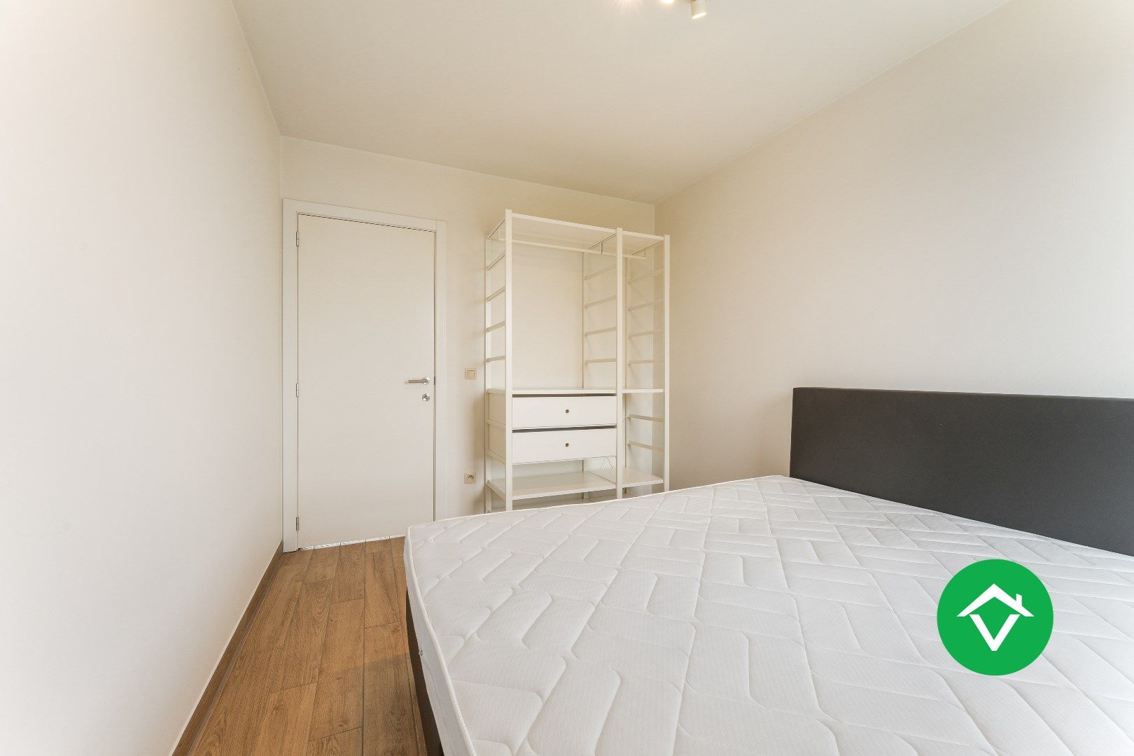 Recent, instapklaar appartement met één slaapkamer, ruim terras en autostaanplaats te Roeselare foto 16