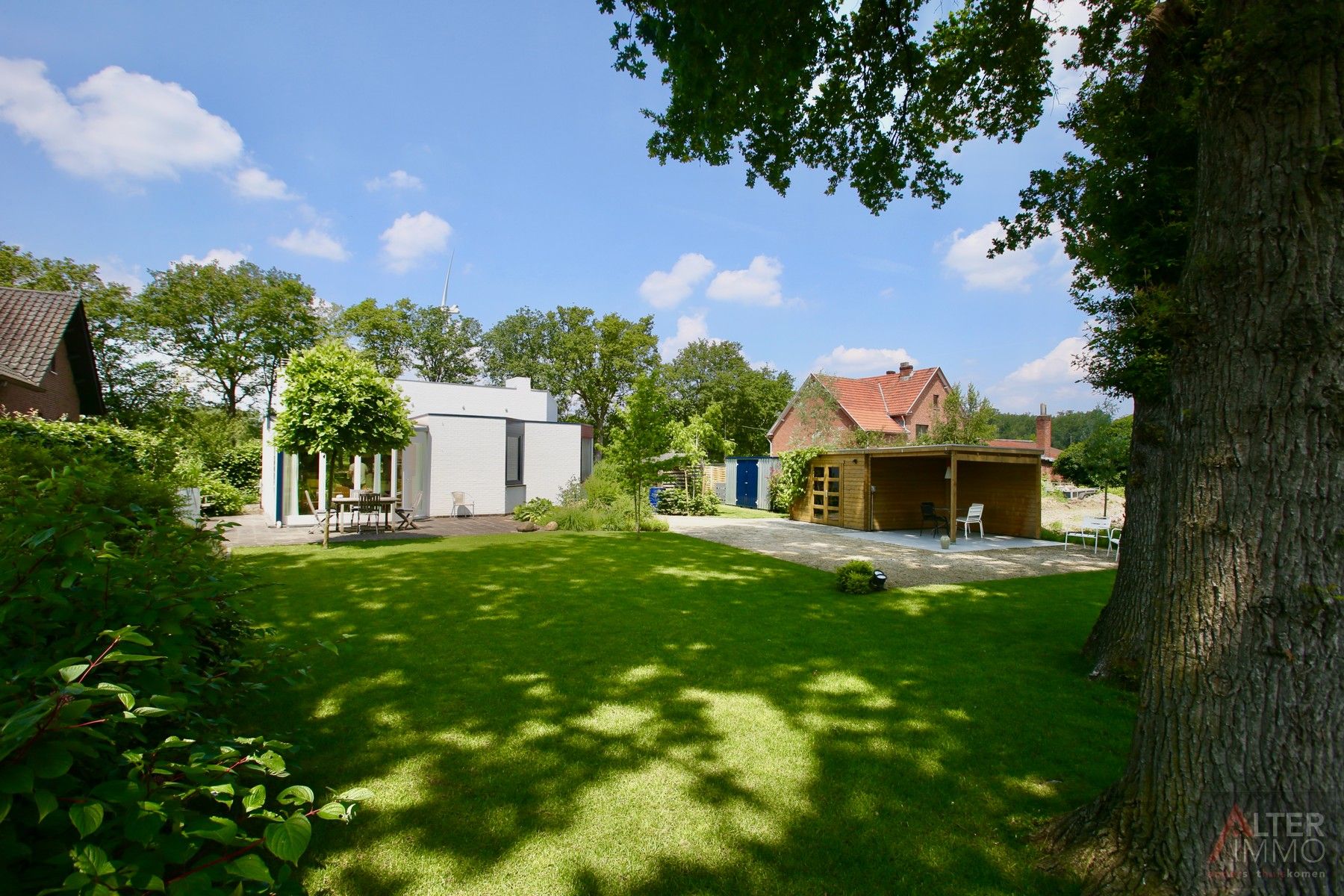 Stijlvolle, tijdloze en volledig gelijkvloerse woning met 3 slaapkamers, inpandige garage, tuinlounge en een schitterende tuin met een adembenemend uitzicht op een oase van groen! foto 26