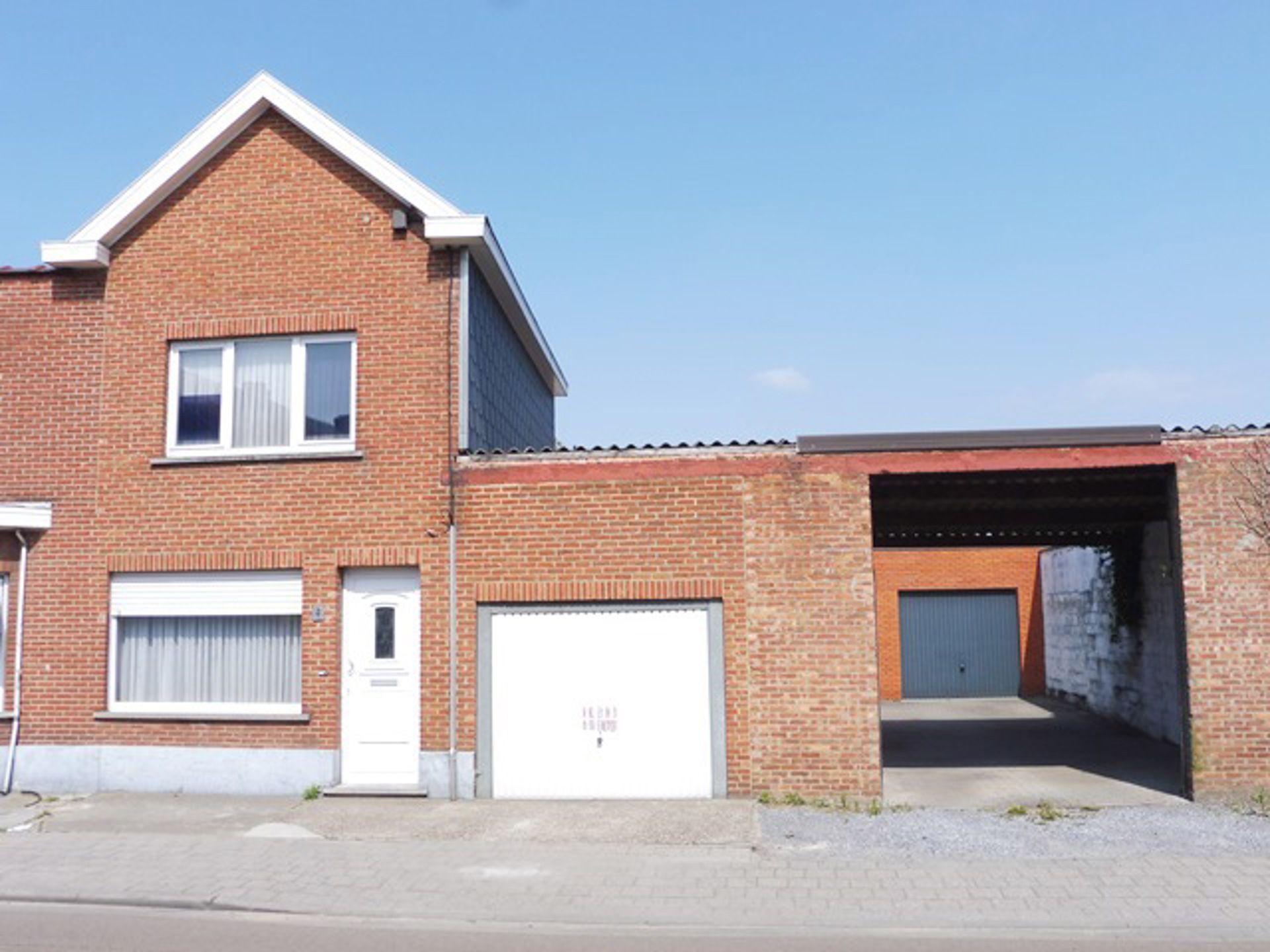 Hoofdfoto van de publicatie: Woning met vier garageboxen op uitstekende locatie
