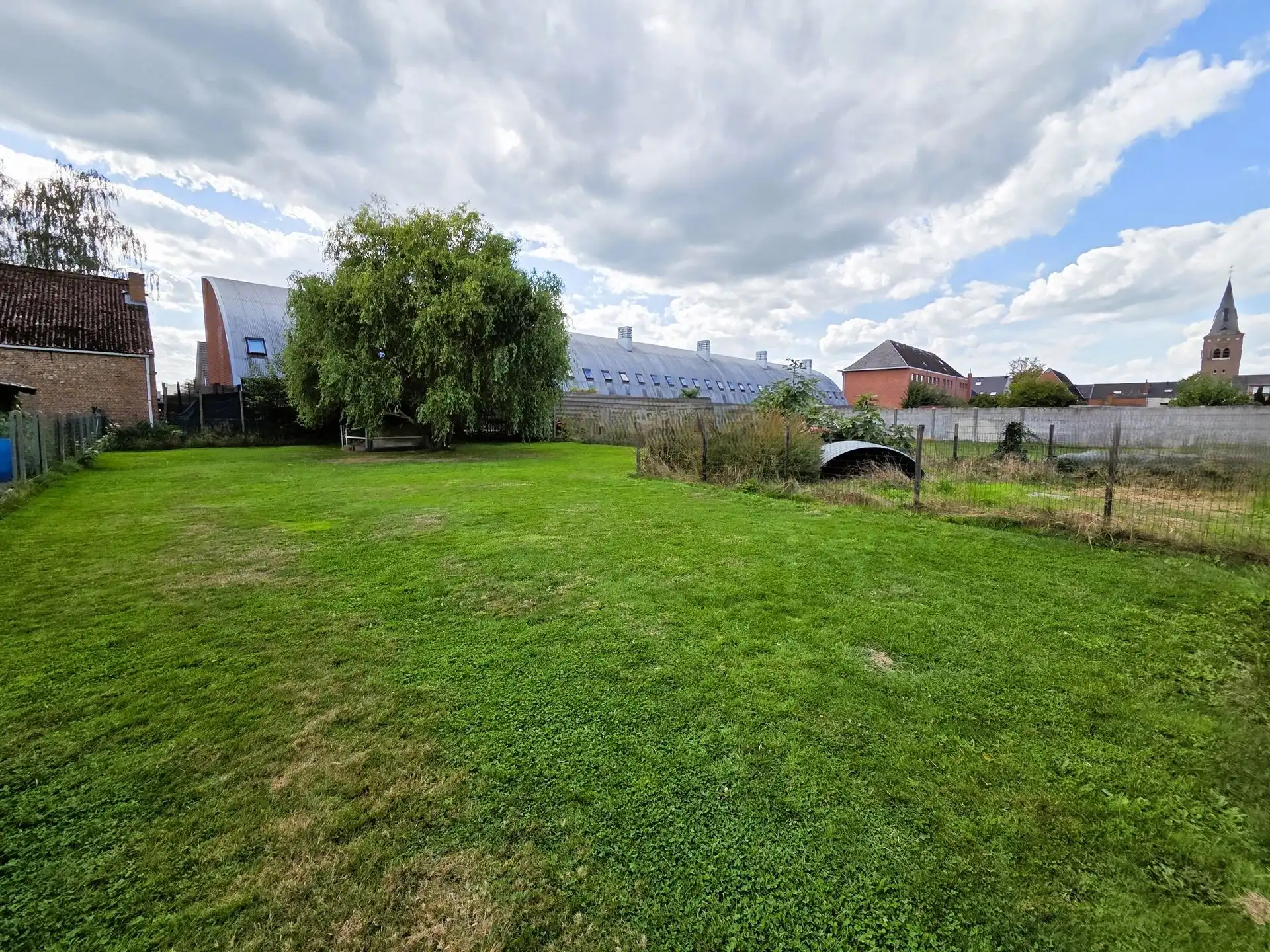 Charmante gezinswoning met 4 slpks op een mooi zuidgericht perceel van 990 m² foto 2