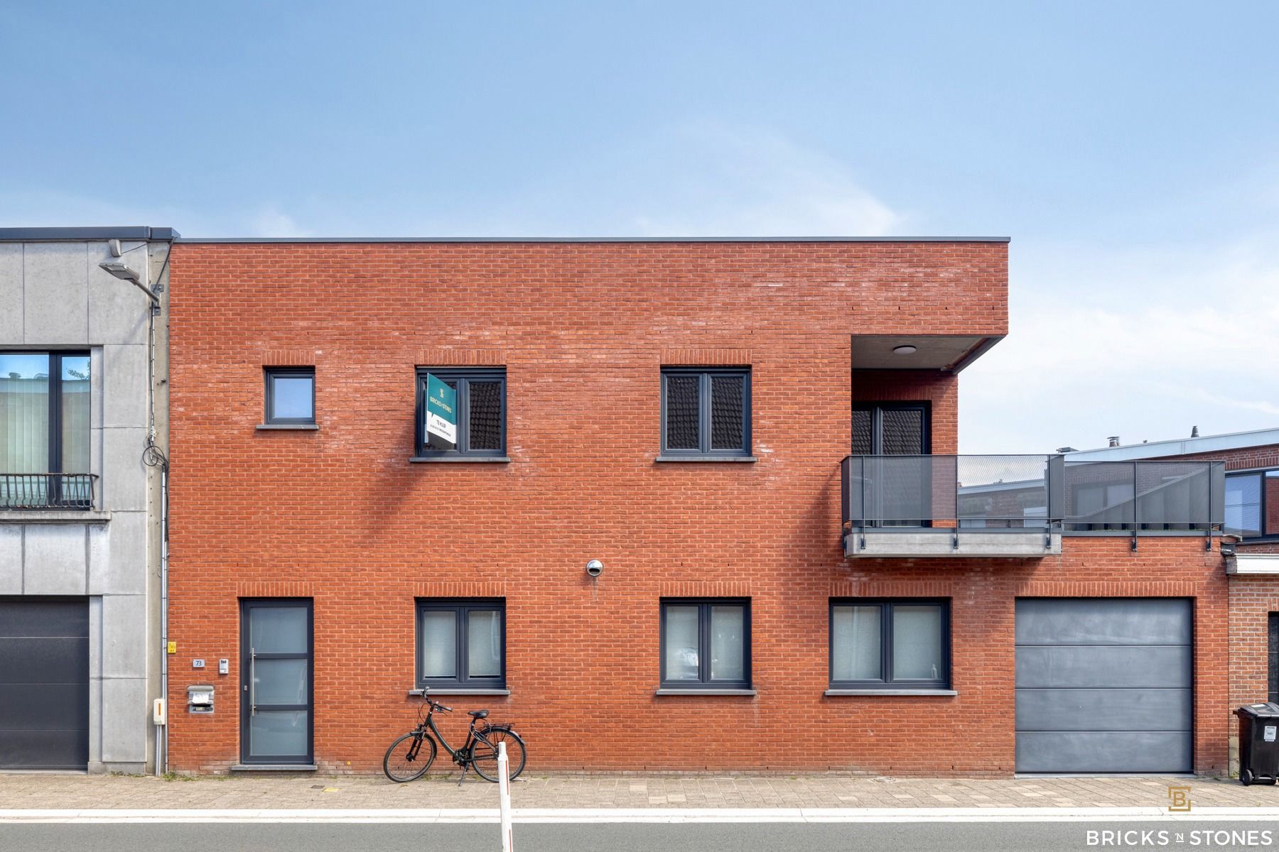 Knap en verzorgd 2-slaapkamerappartement met terras in residentiële buurt foto {{pictureIndex}}