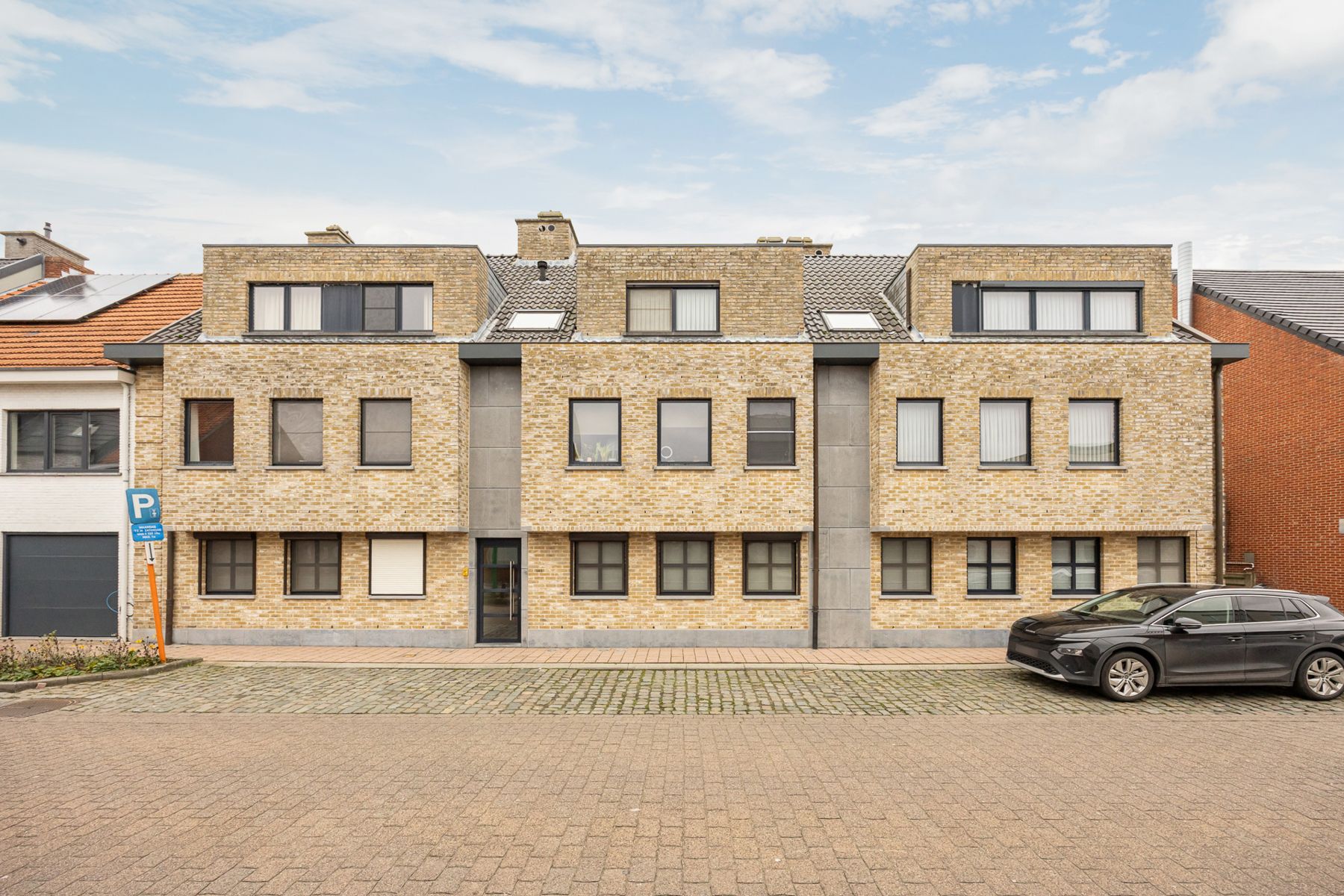 Dakappartement met lift, ruim terras, zolder en ruime garage. foto {{pictureIndex}}