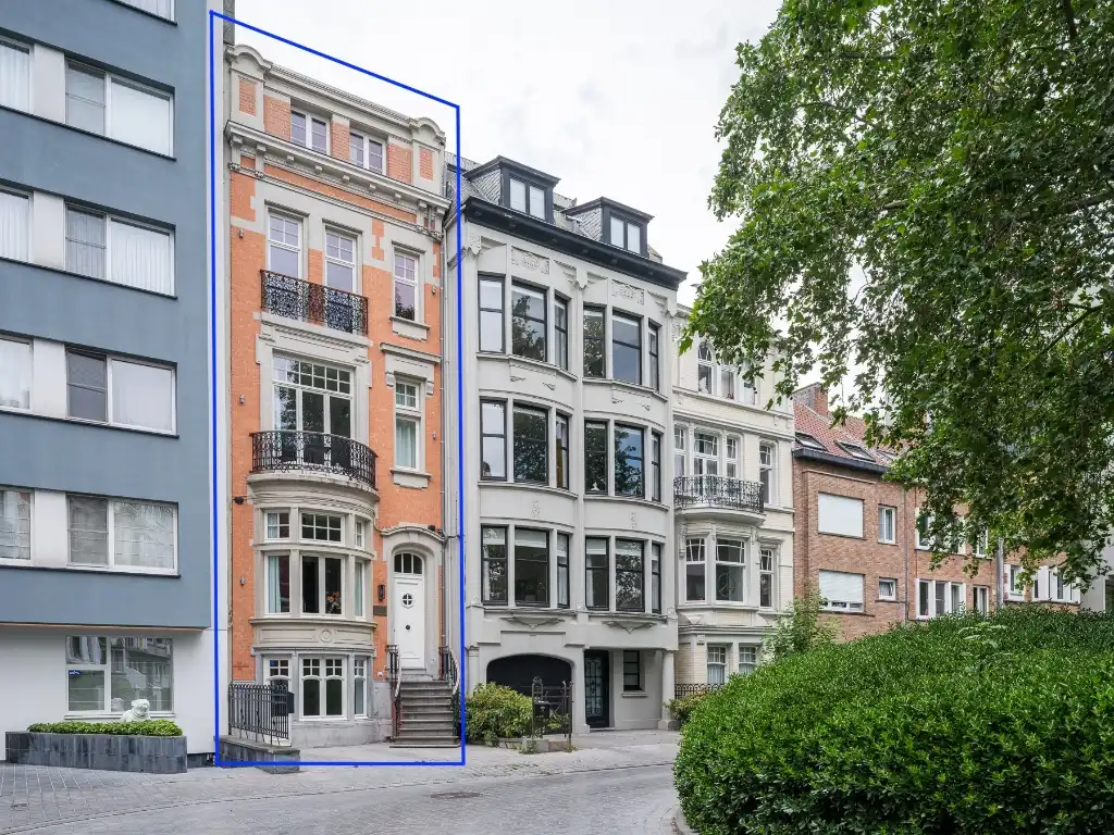 Oostende – ‘Les Hirondelles’: statige eclectische burgerwoning met handelsruimte en drie appartementen. foto {{pictureIndex}}