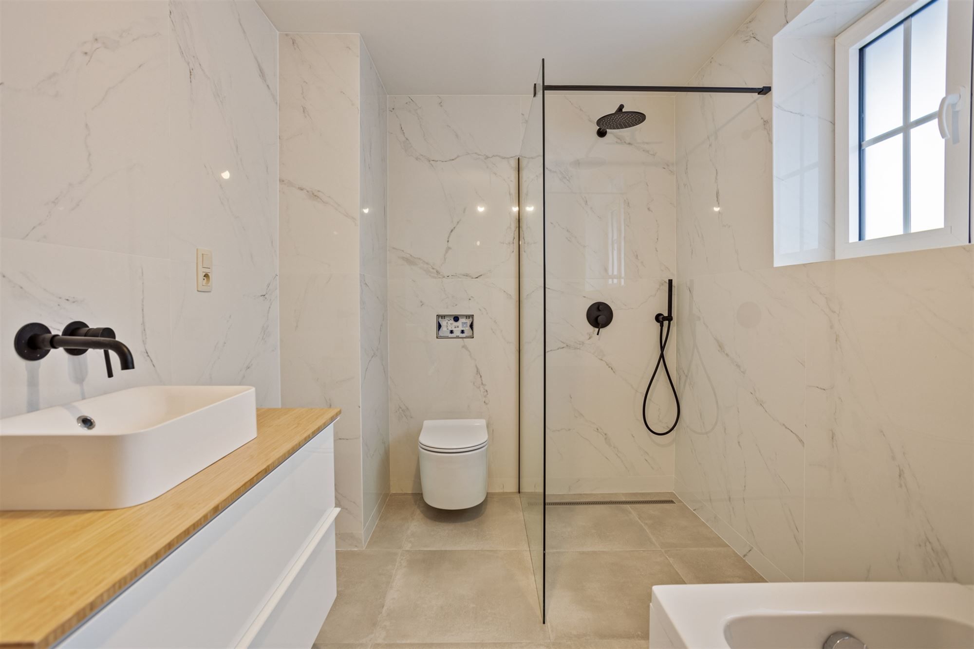 Instapklaar gelijkvloers appartement met 2 slaapkamers. foto 15