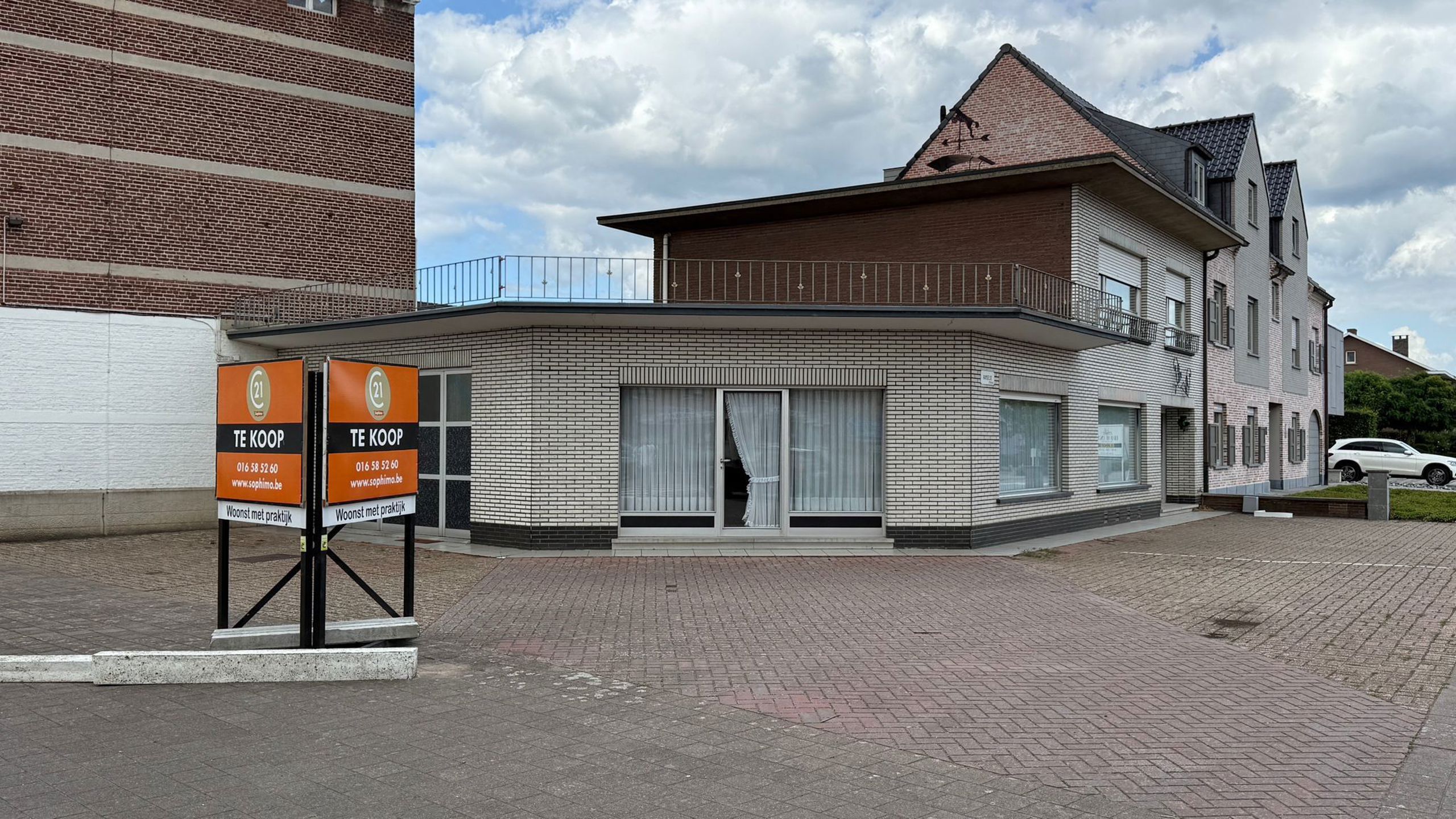 Hoofdfoto van de publicatie: Goedgelegen woning met handelsruimte