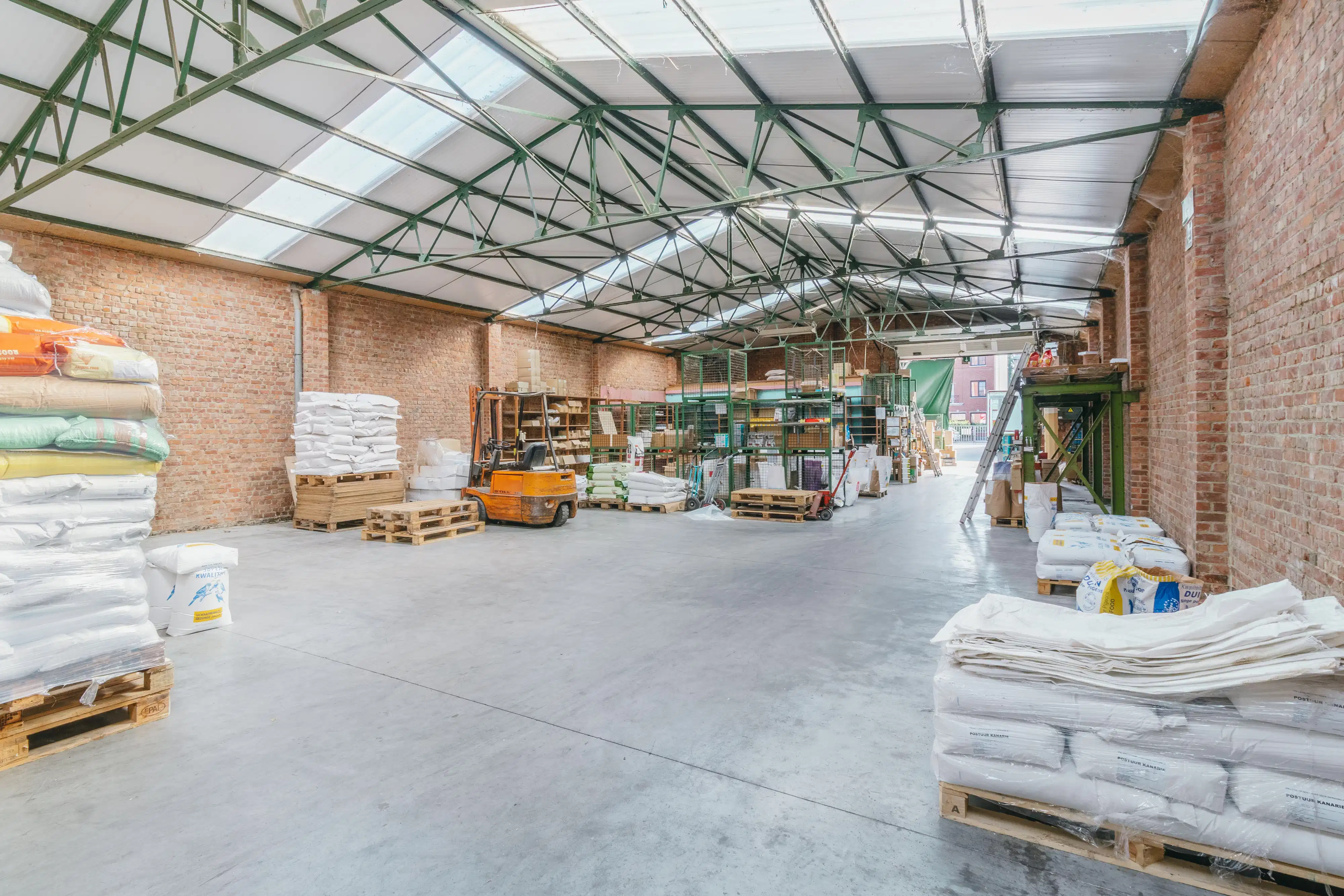 Magazijn met achterliggende grond nabij het dorpscentrum foto {{pictureIndex}}