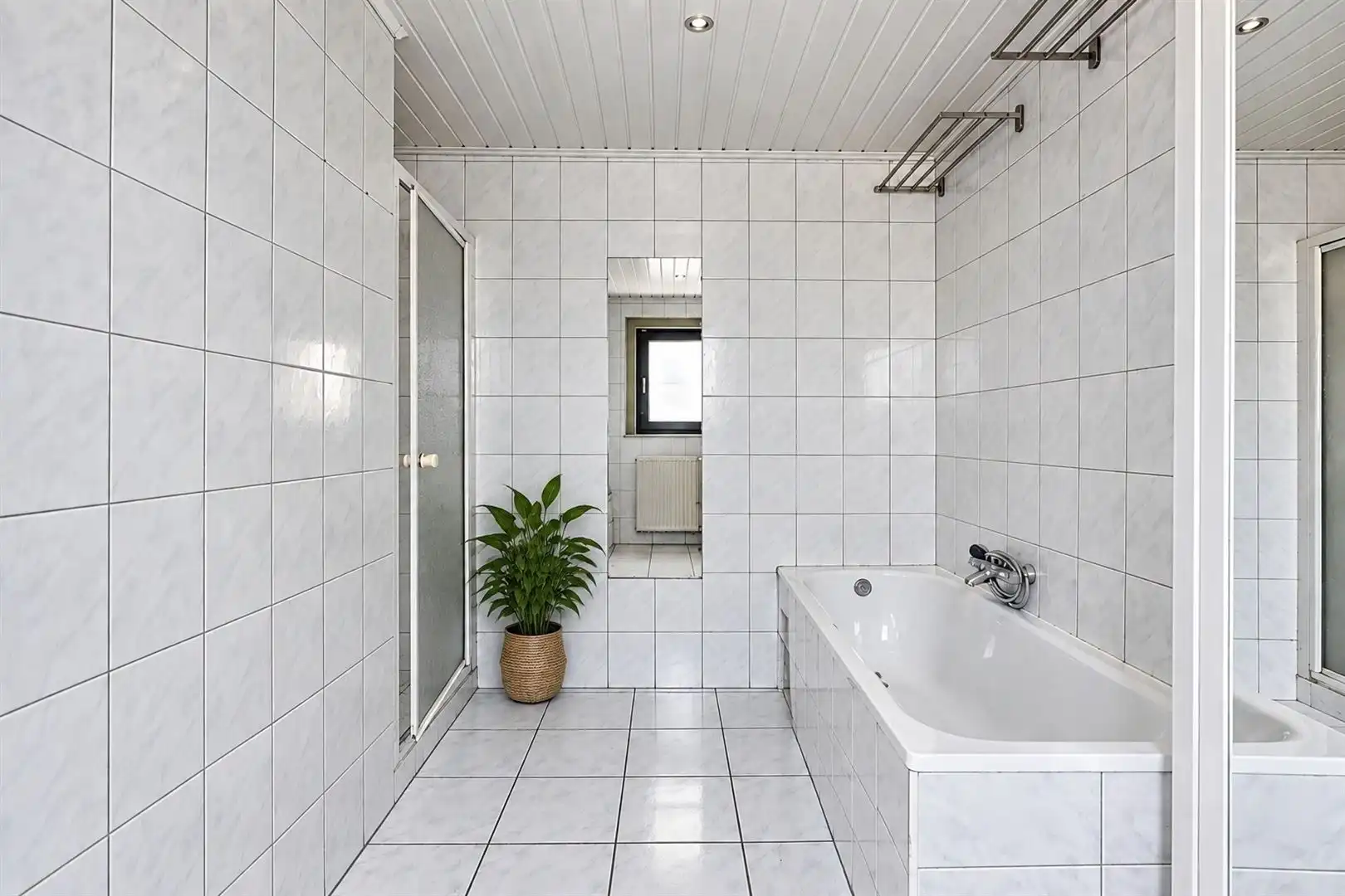 HOB met 3 slaapkamers, veel ruimte en licht, een dieplopende tuin en veel potentieel foto 15