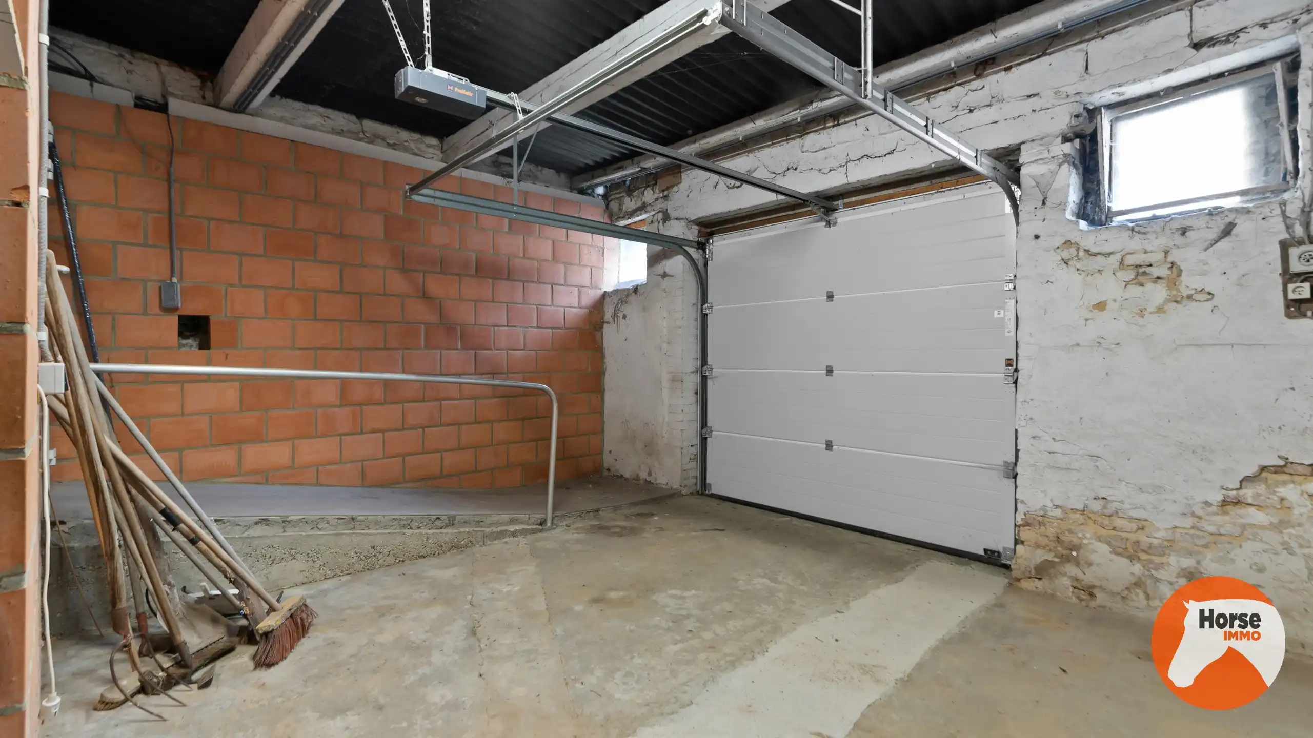 RIEMST - Te renoveren woning met stalling foto 10
