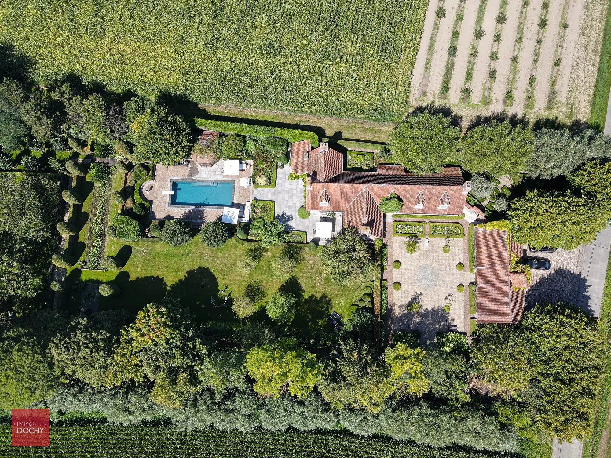 Ruim villa-landhuis met zwembad en poolhouse foto 24