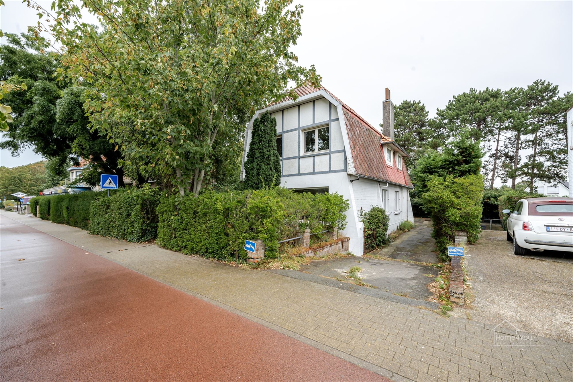 Hoofdfoto van de publicatie: Ruime, authentieke(op te frissen)kustvilla te Koksijde Bad! 