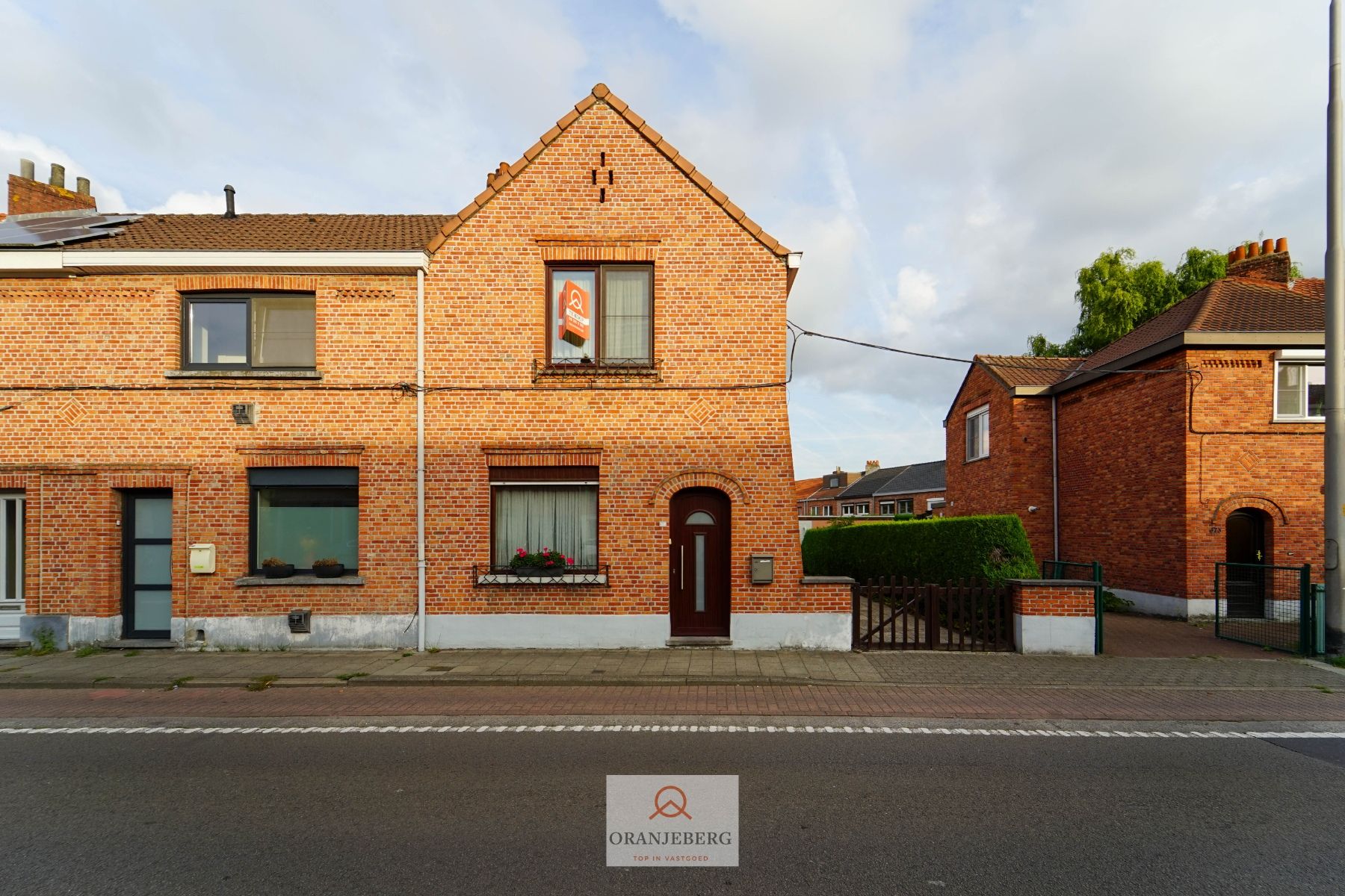 COMPROMIS IN OPMAAK! Charmante halfopen woning met oprit, tuin én garage te koop nabij UZ foto 28