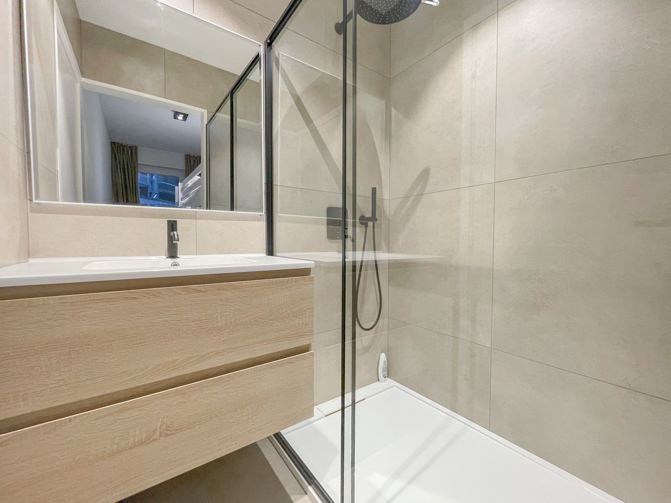 Stijlvol gerenoveerd appartement gelegen op een boogscheut van de zee. foto 18