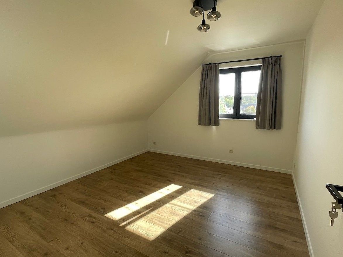 Gerenoveerd 2-kamerduplexappartement met overdekte autostaanplaats foto 10