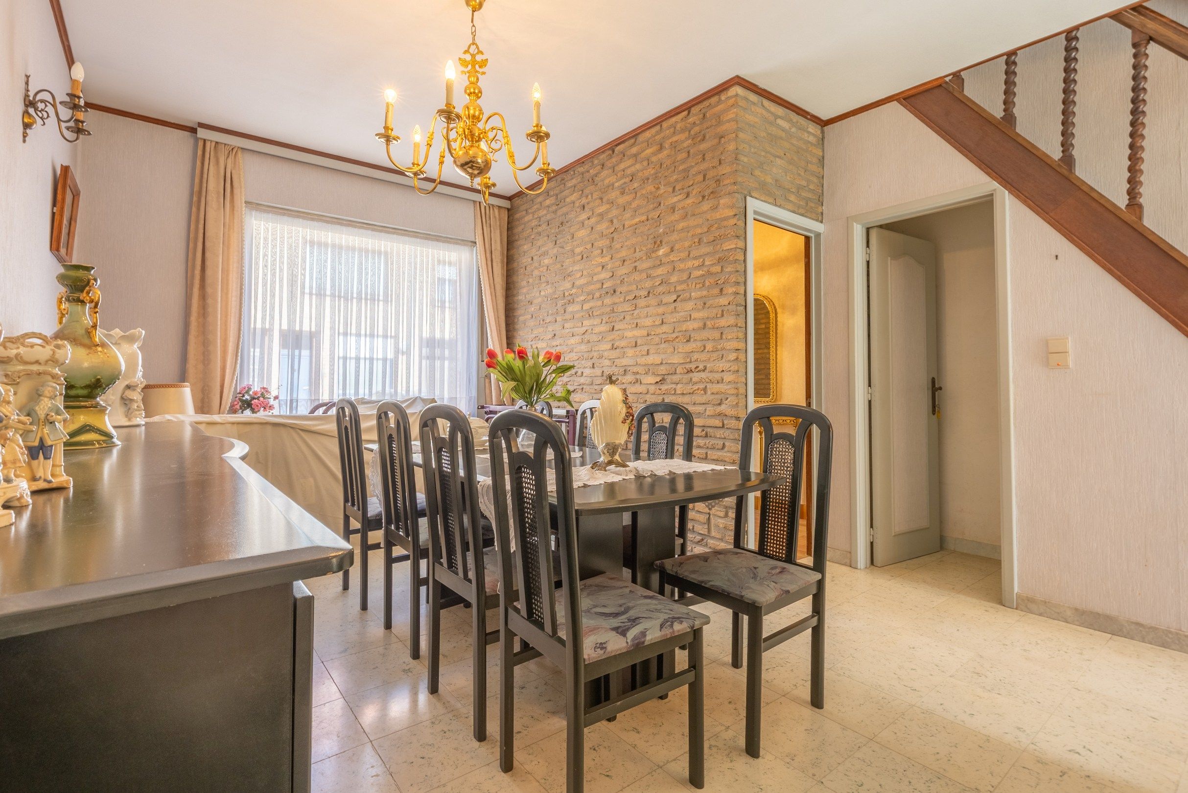 Ruime woning met potentieel en uitstekende ligging! foto 2