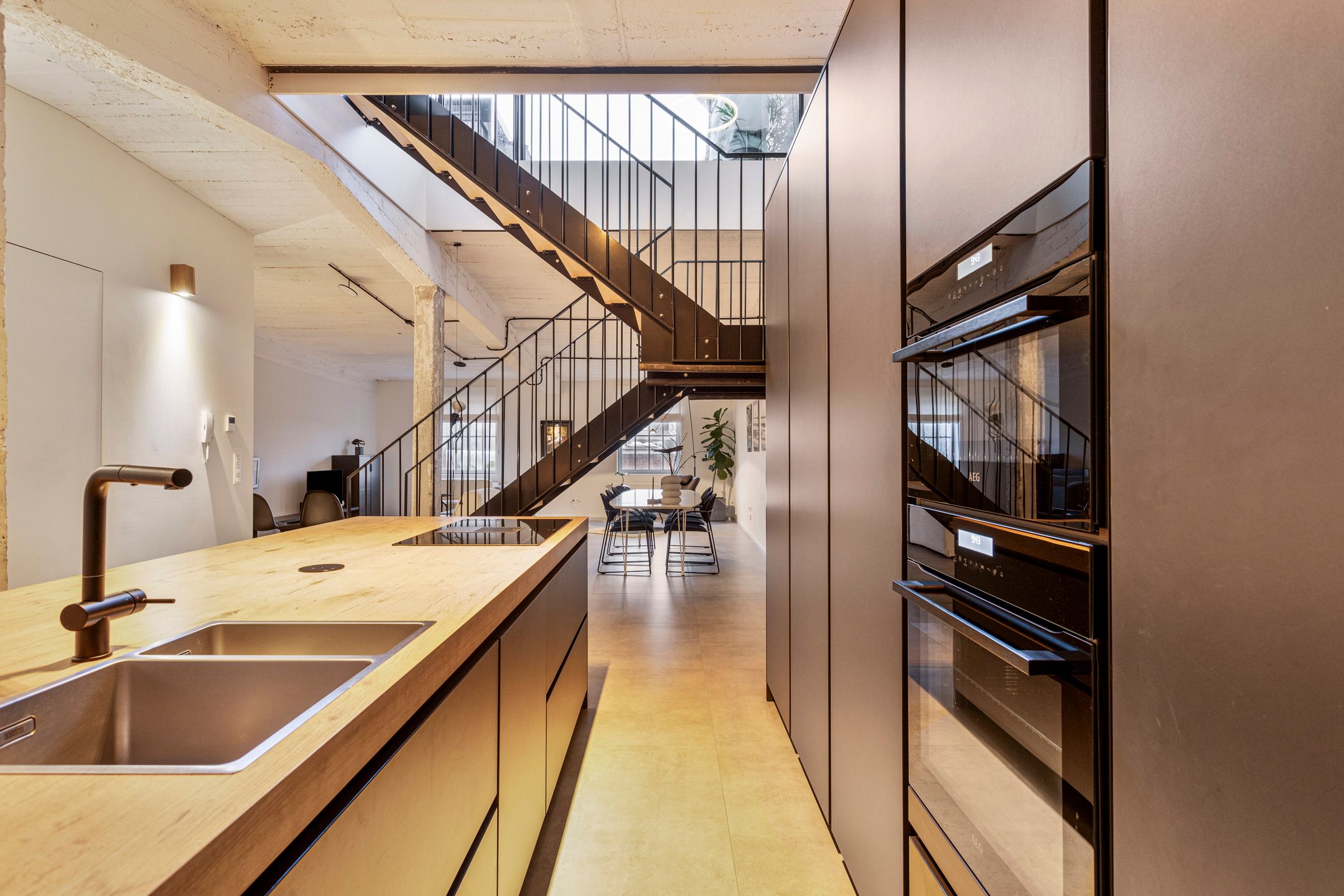 Unieke industriële loft met een slaapkamer. foto 6