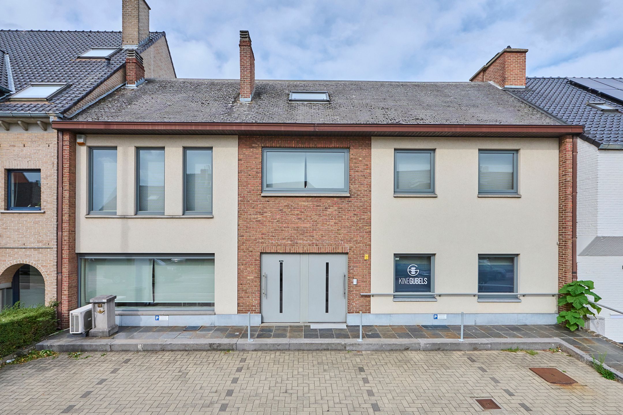 Instapklaar multifunctioneel pand - centrum Opglabbeek foto {{pictureIndex}}