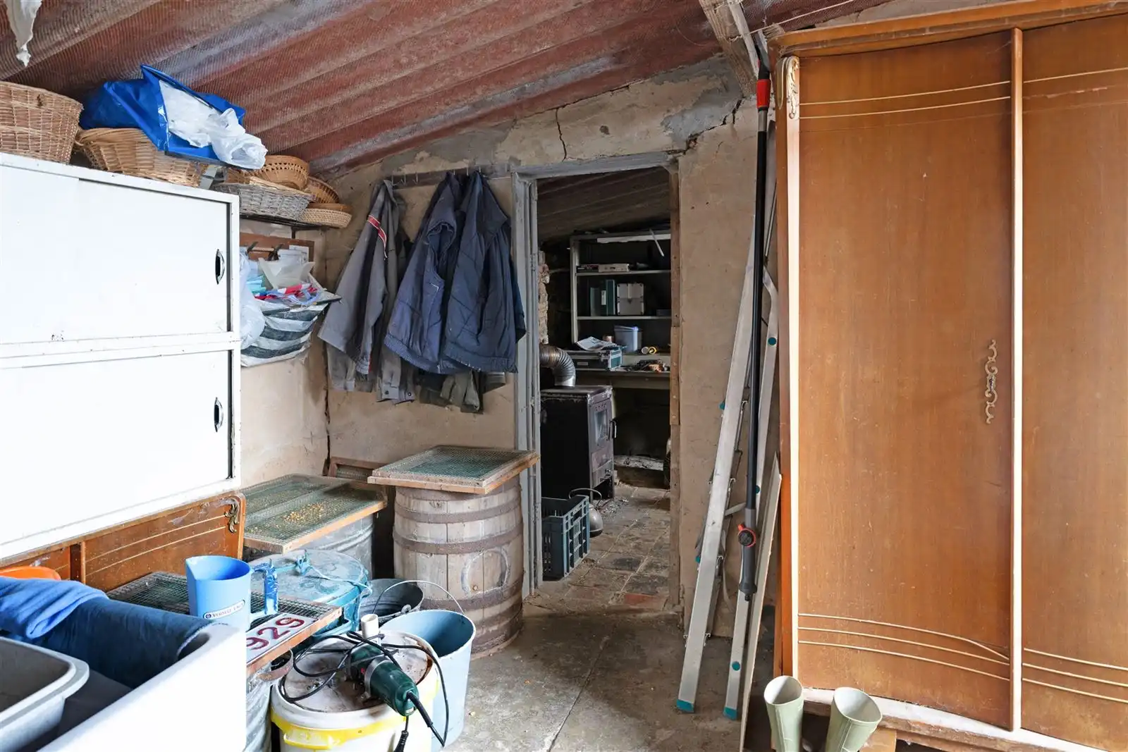 Allenstaande achterliggende te renoveren gezinswoning op 23are40 foto 21