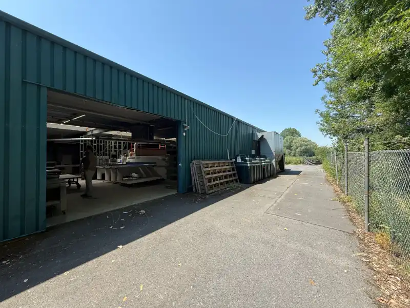 Veelzijdig bedrijfsgebouw langs de Dender met showroom, kantoren & parking foto 25