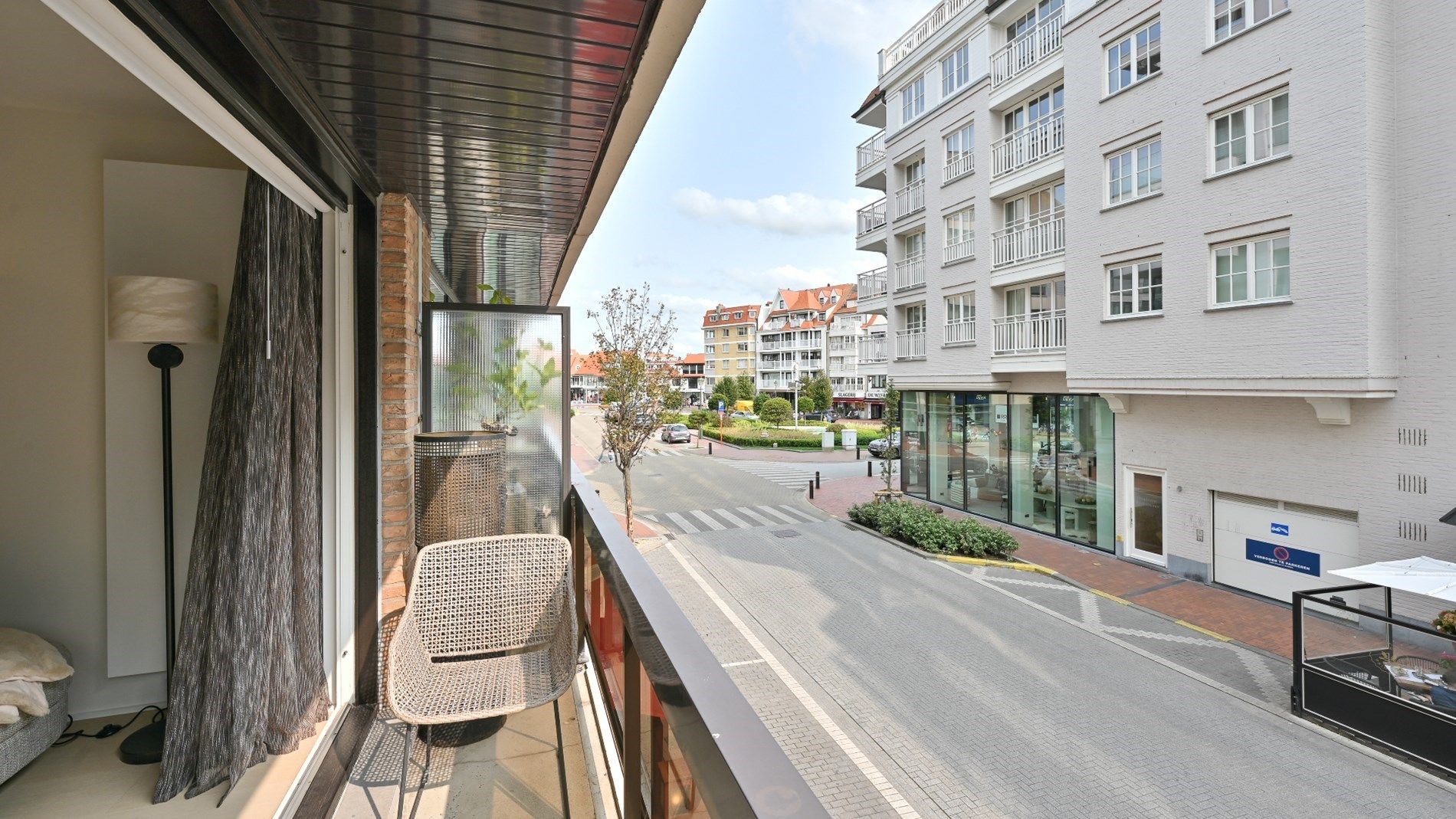 Zonnig, gemeubeld appartement met zicht op het Driehoeksplein gelegen op de Kustlaan  vlakbij  het strand. foto 6