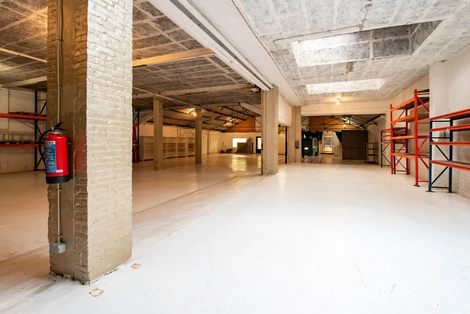 Multifunctioneel magazijn van 647 m², opdeelbaar in units foto {{pictureIndex}}