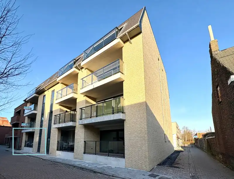 Gelijkvloers nieuwbouwappartement met 3 slaapkamers en terras foto {{pictureIndex}}