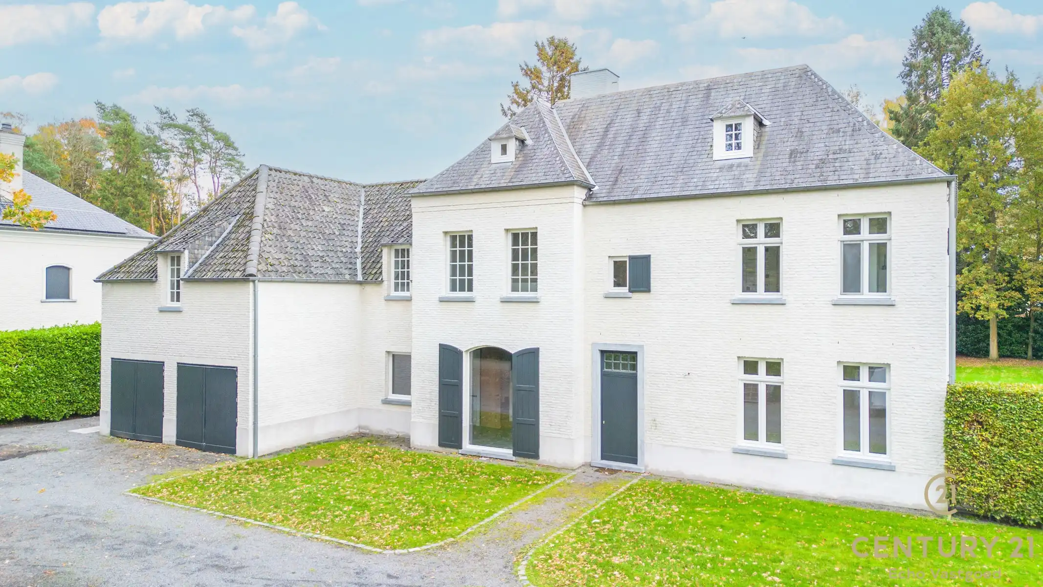 Unieke high-end villa met royaal woonoppervlak op 2415m² foto {{pictureIndex}}