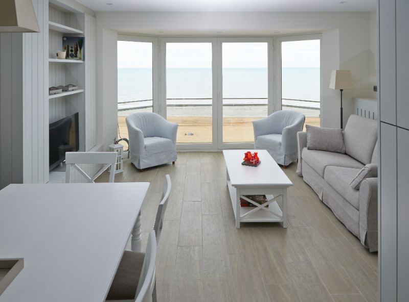 STIJLVOL EN HOOGWAARDIG AFGEWERKT APPARTEMENT CENTRAAL OP DE ZEEDIJK foto 2