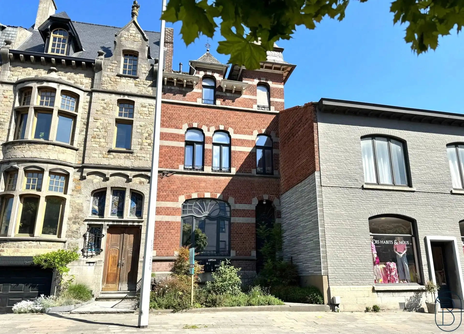 Goedgelegen charmante herenwoning. foto {{pictureIndex}}