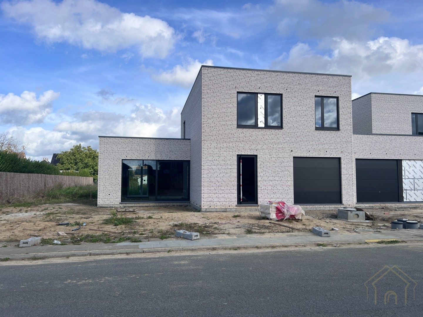 Nieuwbouwwoning op rustige ligging (doodlopende straat) foto {{pictureIndex}}