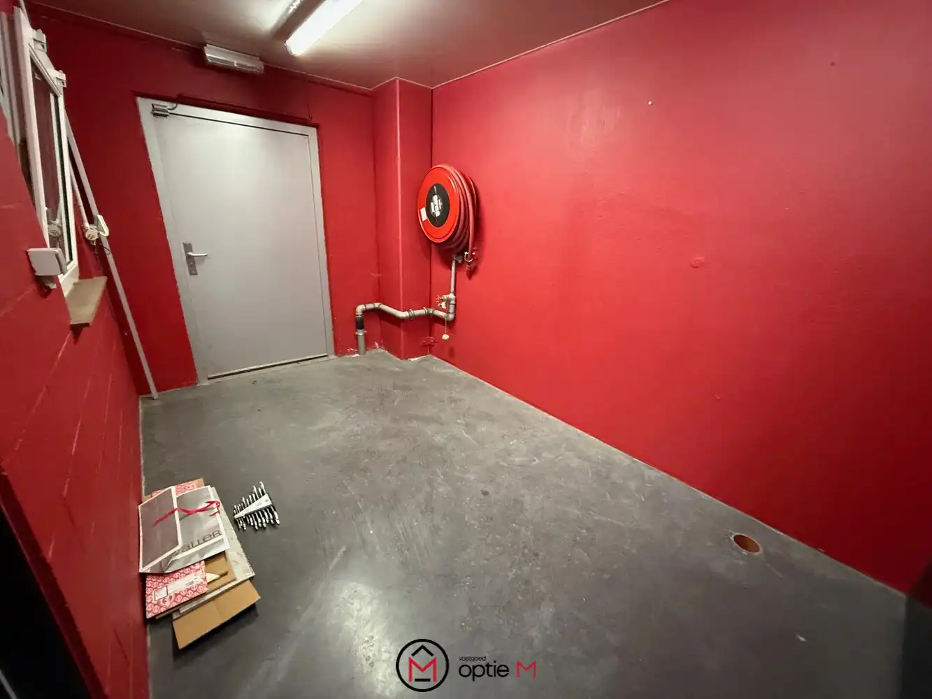 GOED GELEGEN MAGAZIJN MET SANITAIR EN BUREEL foto 9