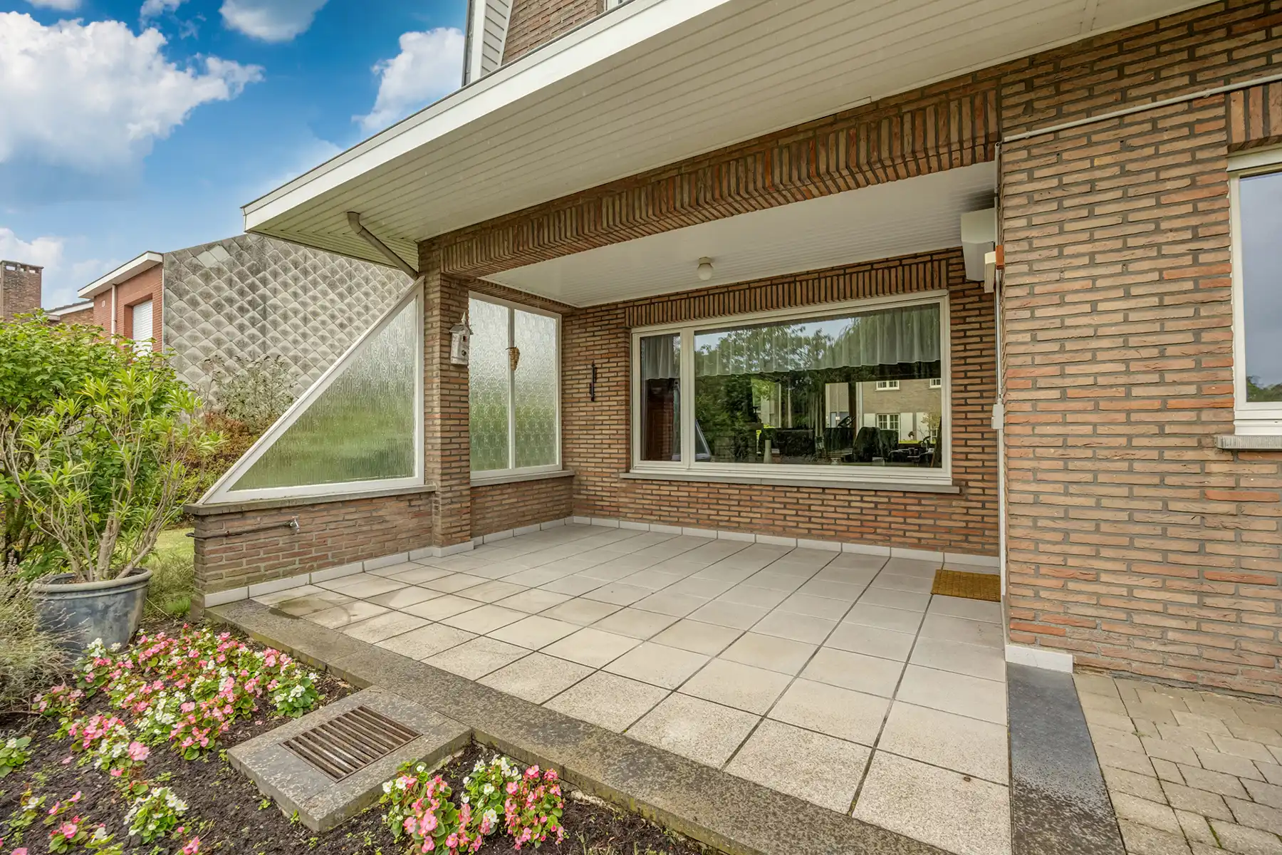 Landhuis met private tuin, vier slaapkamers en twee garages foto 18