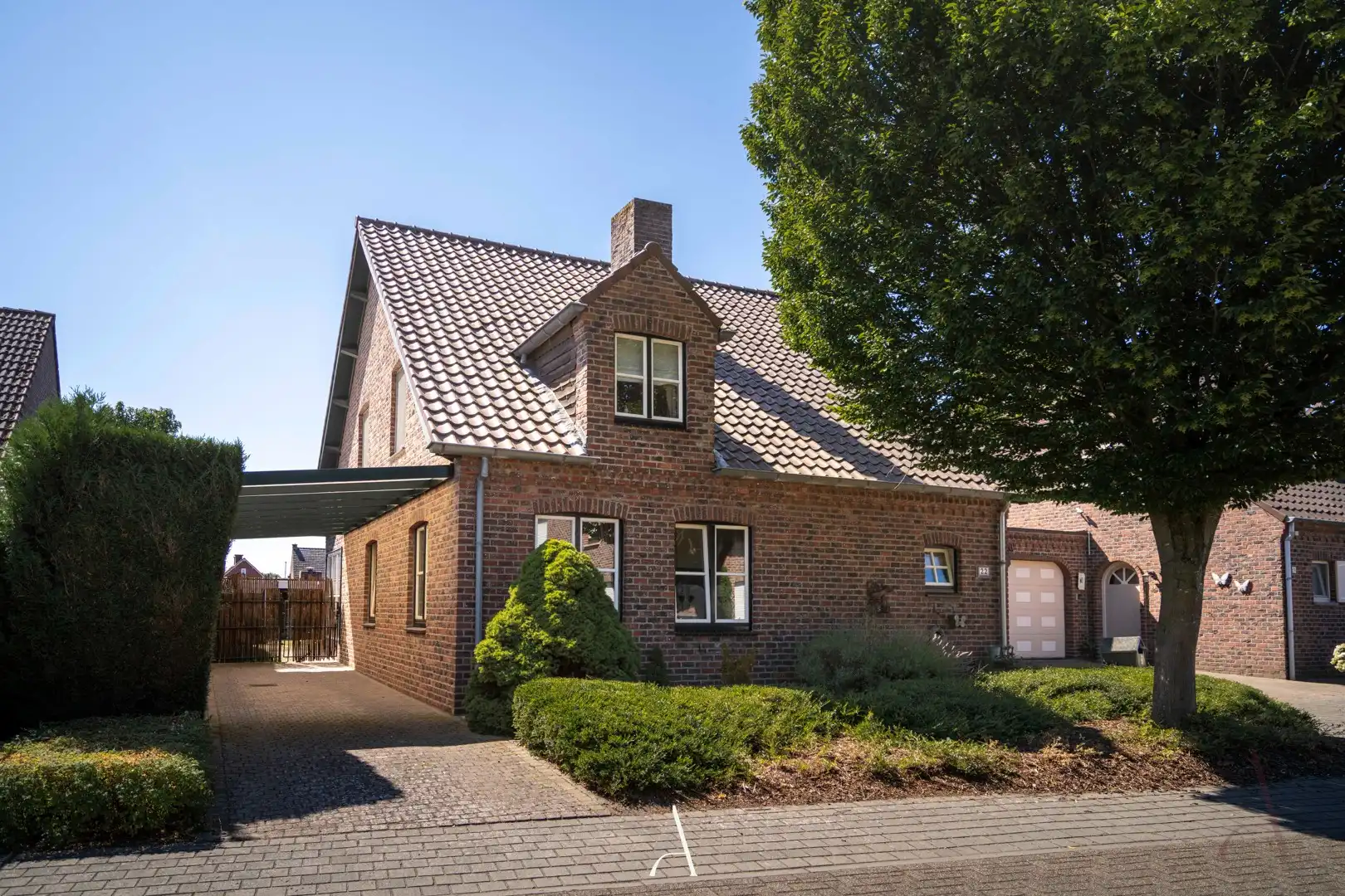 Ruime en verzorgde gezinswoning met 4 slaapkamers op 496 m² in Molenbeersel foto {{pictureIndex}}