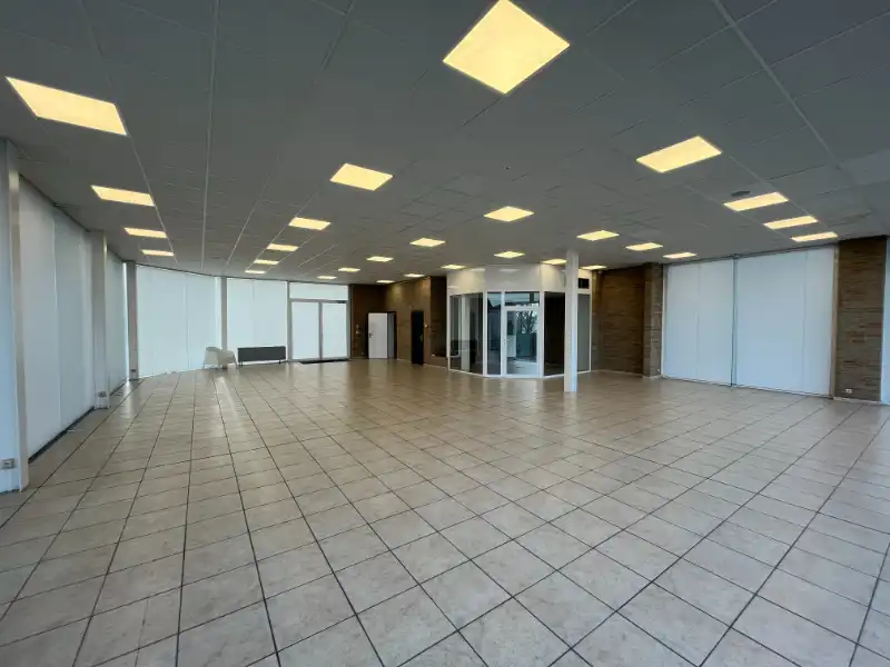 Showroom met woonst te koop foto 2