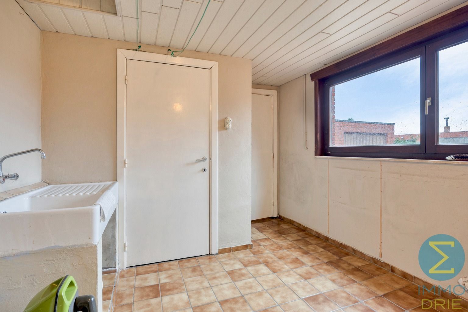 Rustig gelegen te renoveren woning met 3 slpks op 855 m² foto 11