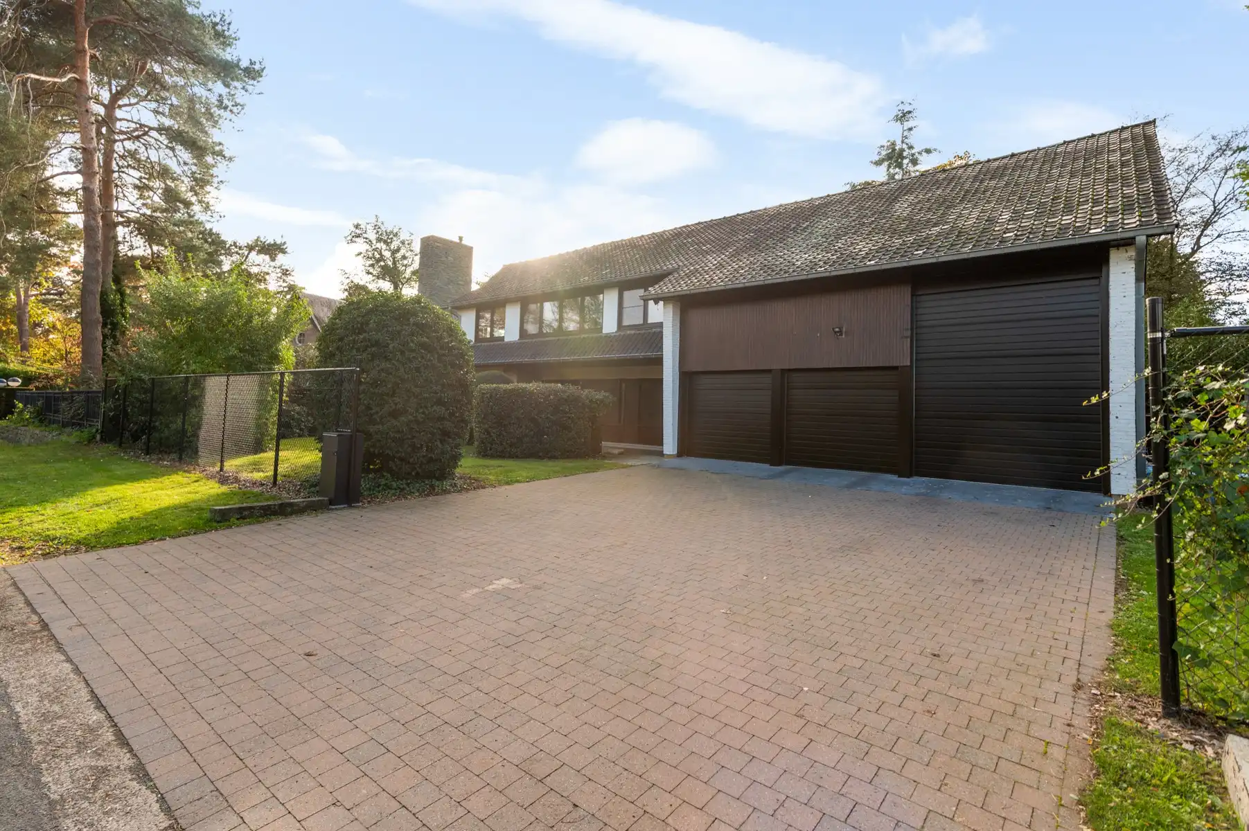 Veelzijdige villa met garage/magazijn van ca. 101 m foto 2