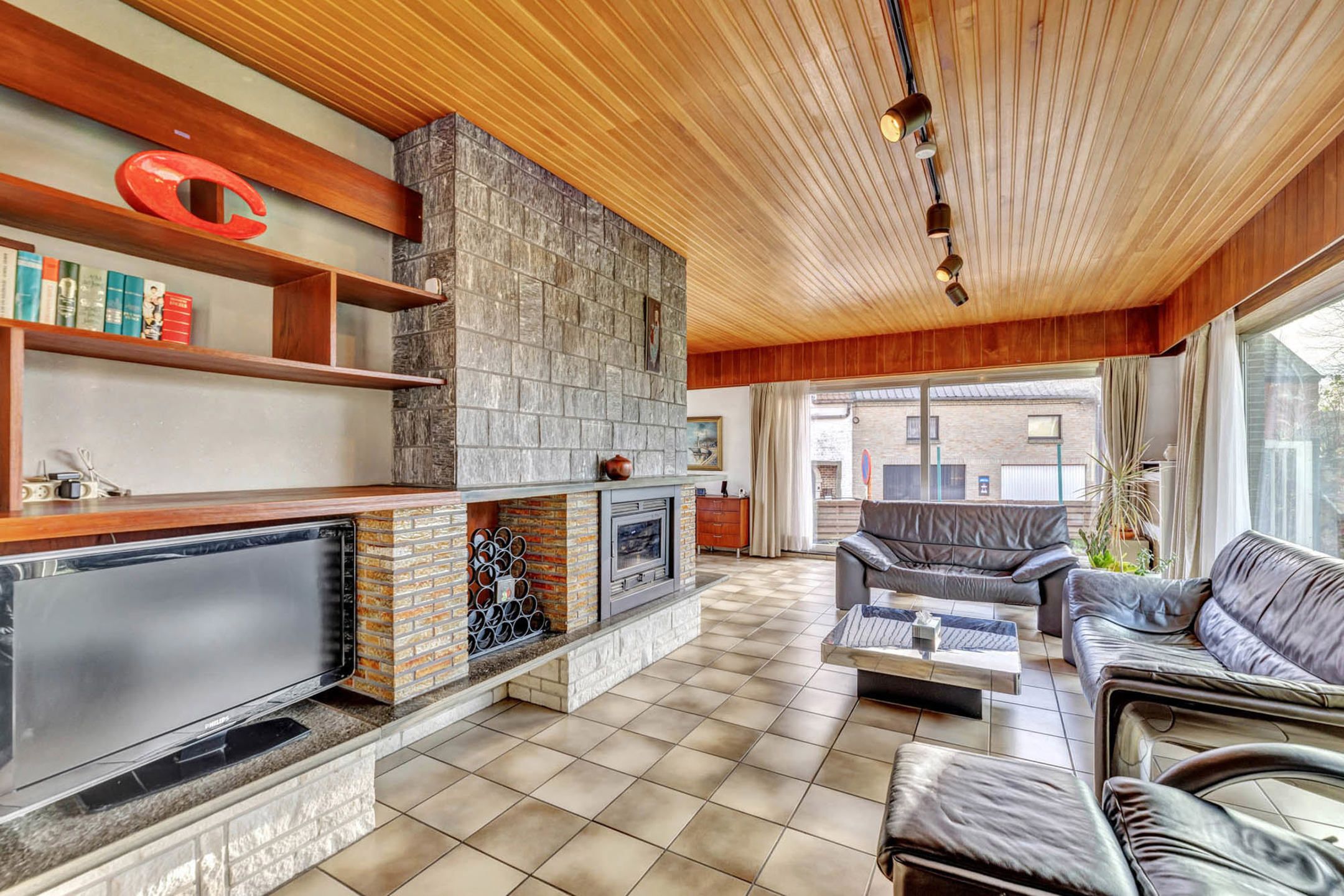 Bungalow met garage en tuintje op strategische ligging foto 3