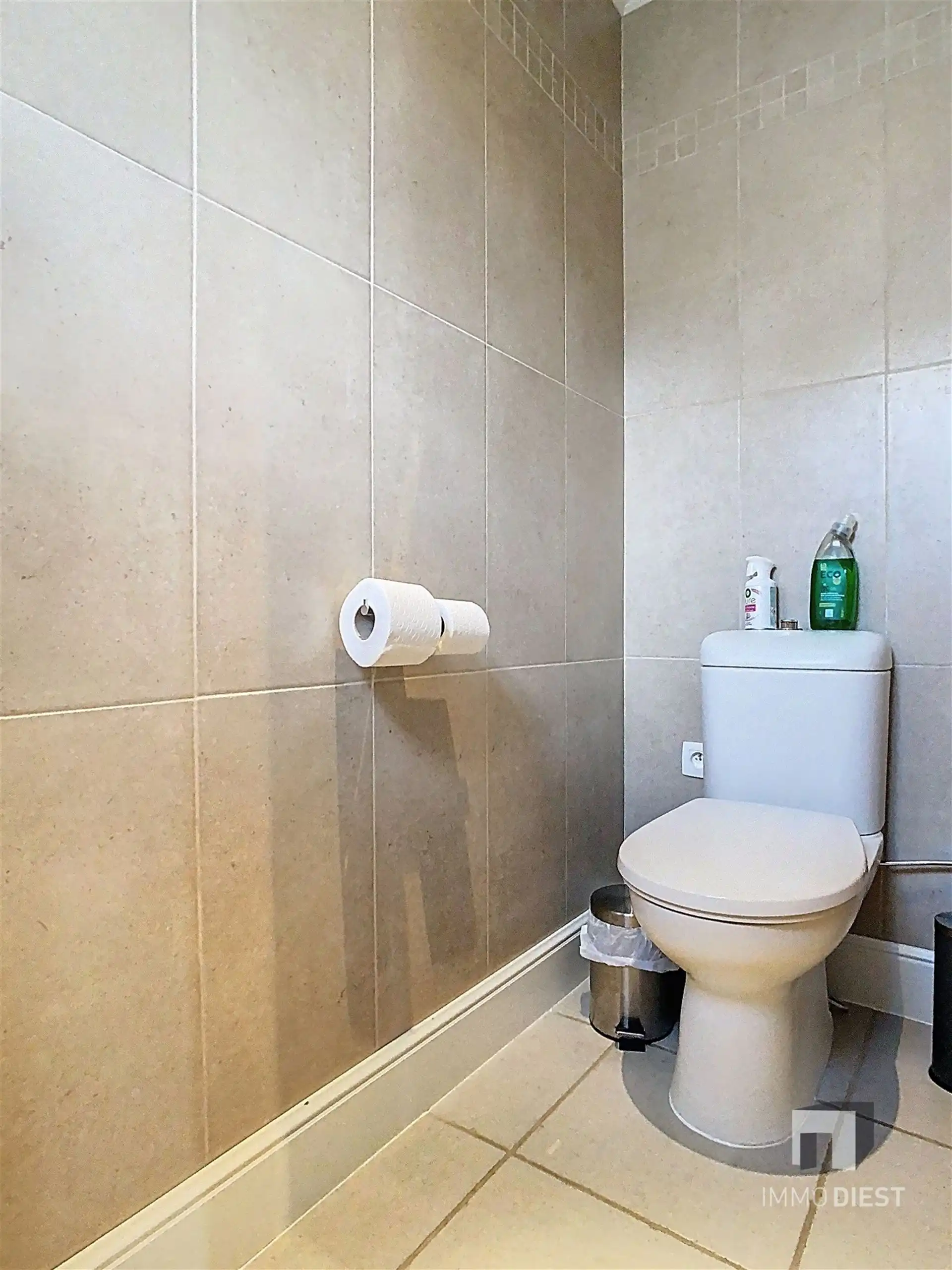 Energiezuinige en prima onderhouden gezinswoning met 4/5 slaapkamers en zwembad op 10 are. foto 19