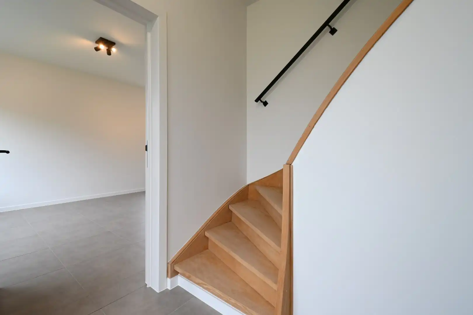 Zorgvuldig gerenoveerde vrijstaande woning met veranda en leuke tuin op 5a24ca te Munsterbilzen foto 6