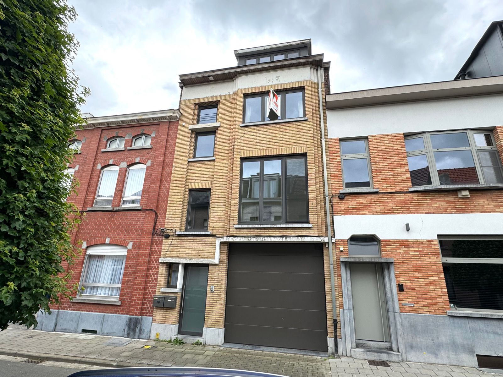 Te huur: gerenoveerd duplex appartement in centrum Aalst! foto {{pictureIndex}}