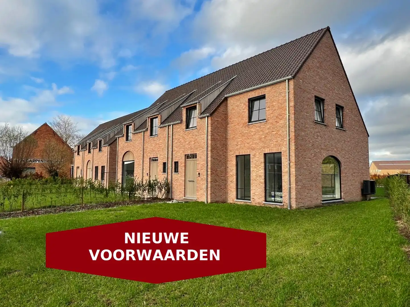 Halfopen karaktervolle nieuwbouwwoning met dubbele garage en tuin. ( 6%btw mogelijk ) foto {{pictureIndex}}