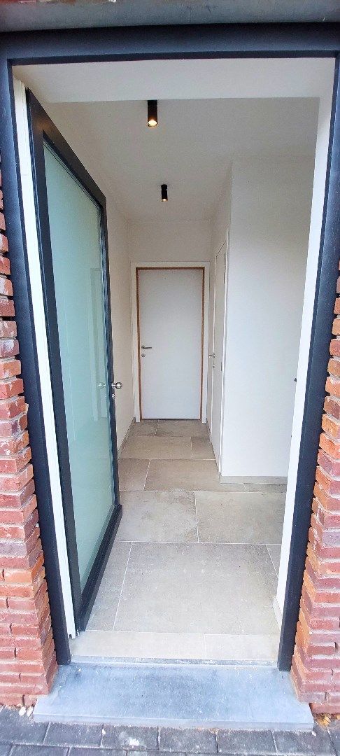 Ruime nieuwbouw met home-office, 3 slaapkamers, tuin met uitweg & garage. foto 3