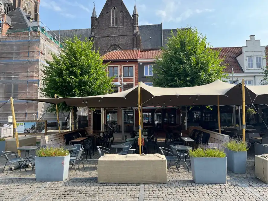 Praatcafé met ruim terras op de Markt van Eeklo over te nemen foto 2