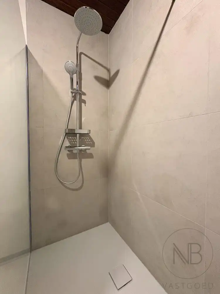 Stijlvol gerenoveerd en bemeubeld appartement met panoramisch uitzicht in hartje Genk foto 13