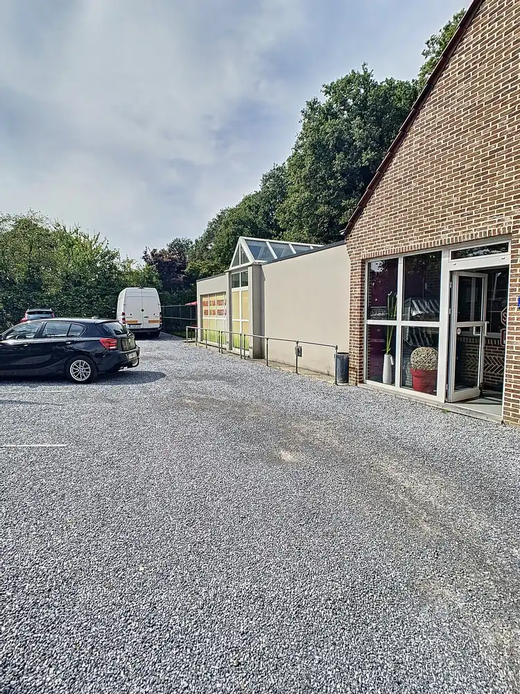 Ruime handelsruimte met woonst op zichtbare ligging in Koersel foto 2