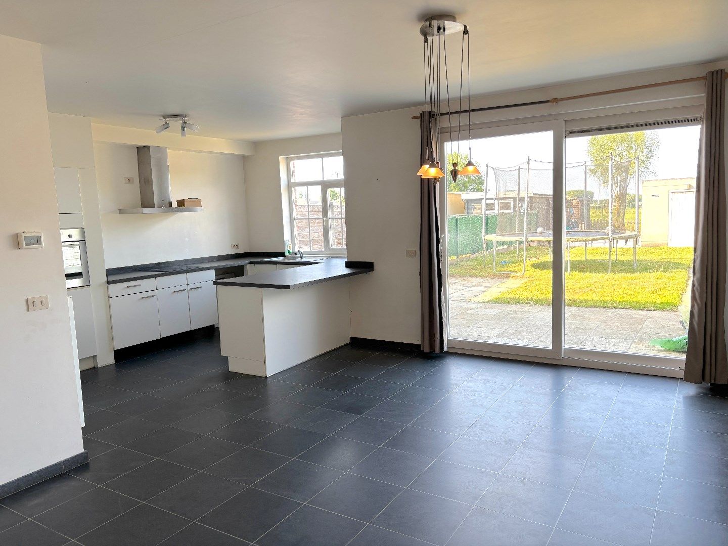 Mooie woning met 3 slaapkamers, tuin en garage!  foto 3