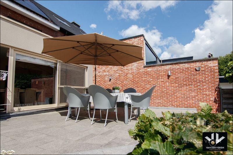 STIJLVOLLE HOB MET MODERN COMFORT EN ZWEMBAD foto 11