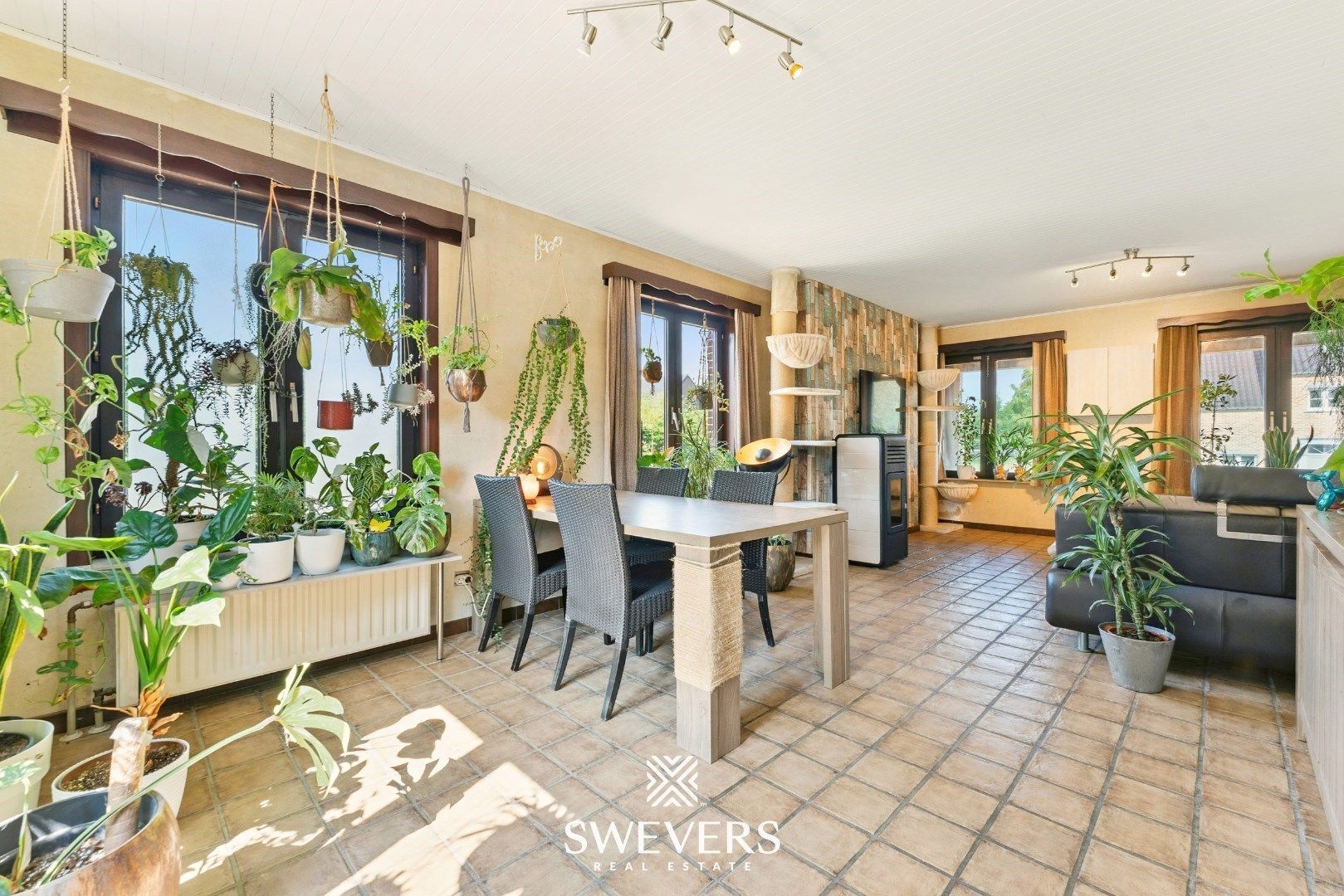 Ruime gezinswoning met zonnepanelen, kelder en zonnige tuin op topligging foto 9