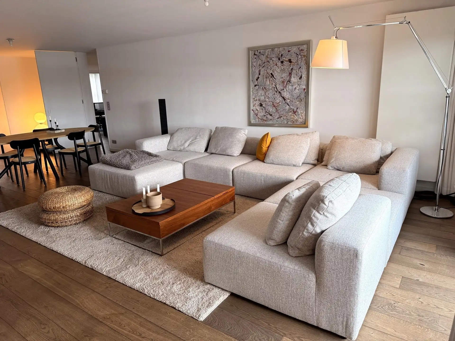 Stijlvol en lichtrijk appartement met twee terrassen en open uitzicht foto {{pictureIndex}}